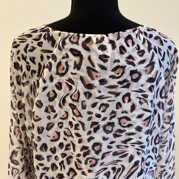 *CABI* Gray Cheetah Print Long Sleeve Blouse Size Medium - Picture 5 of 7